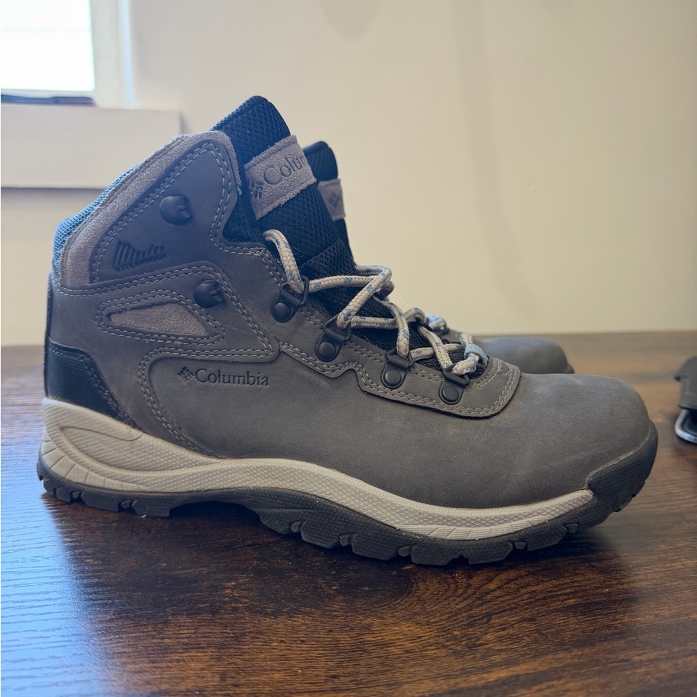 Columbia Women’s Charcoal Gray Boots